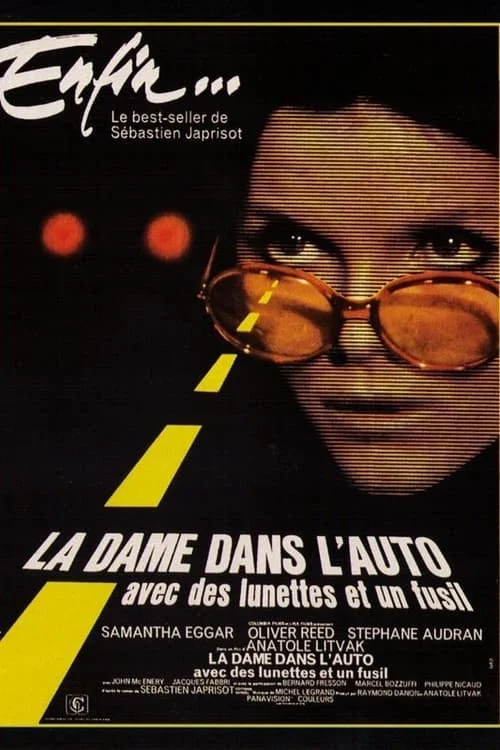 La dame dans l'auto avec des lunettes et un fusil